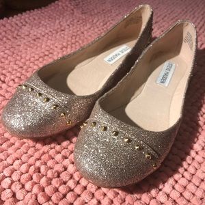 【STEVE MADDEN】NIB Gold sparkle with studs flats